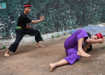 DIAKUI UNESCO. Dua murid perguruan silat Betawi Sepak Goreng Asem di Tugu Cimanggis, Depok, Jawa Barat, Jumat (13/12). Badan PBB, UNESCO menetapkan pencak silat sebagai warisan budaya tak benda dalam sidang ke-14 Komite Warisan Budaya tak Benda UNESCO di Bogota, Kolombia. (ANTARA/ADITYA PRADANA PUTRA)