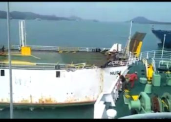 KMP BERTABRAKAN. Suasana ketika tiga kapal motor penumpang (KMP) yang bertabrakan, yaitu KMP Amarisa, KMP Nusa Agung, dan KMP Suki 2 di alur masuk perairan Pelabuhan Bakauheni, Lampung Selatan,  Selasa (3/12).  Penyebab ketiga kapal tersebut bertabrakan diduga akibat arus bawah laut yang kuat.
LAMPUNG POST/AAN KRIDOLAKSONO