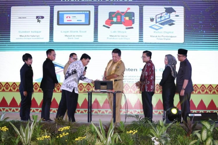 PELUNCURAN APLIKASI SMART SCHOOL. Gubernur Lampung Arinal Djunaidi melihat aplikasi Smart School Lampung Berjaya saat peluncuran di Gedung Serbaguna  Universitas Lampung, Senin (16/12). Peresmian pembelajaran berbasis teknologi informasi melalui aplikasi Smart School Lampung Berjaya merupakan terobosan untuk melaksanakan program prioritas Gubernur dan Wakil Gubernur Lampung, yaitu Peningkatan Kualitas Pendidikan Dasar, Menengah, dan Tinggi.
DOK PEMPROV LAMPUNG
