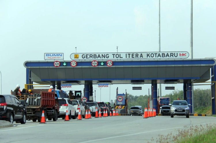 MULAI RAMAI. Suasana kendaraan di pintu keluar masuk gerbang tol Kotabaru Lampung Selatan H-5 Hari Raya Natal 2019 mulai ramai, Jumat (20/12). Menjelang libur Natal dan Tahun Baru (Nataru), Jalan Tol Trans-Sumatera mulai ramai dilalui kendaraan terutama dari Pulau Jawa. n LAMPUNG POST/SUKISNO