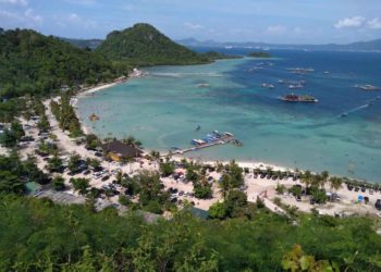 TEMPAT WISATA. (1) Suasana Pantai Sari Ringgung mulai ramai dikunjungi pengunjung yang menikmati libur Natal dan Tahun Baru terutama pengunjung luar kota Lampung, Senin (23/12).
LAMPUNG POST/EFFRAN KURNIAWAN