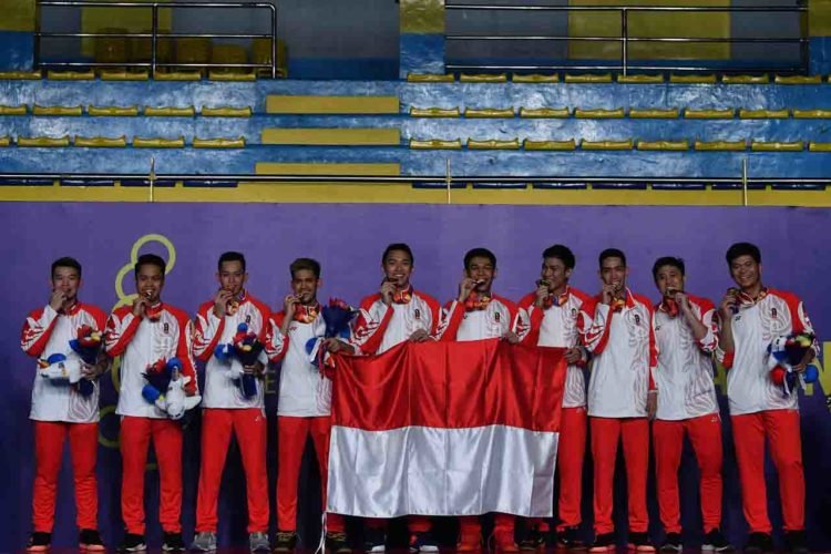 Timnas bulu tangkis putra Indonesia menunjukkan medali emas saat menjuarai nomor beregu putra SEA Games 2019 di Kompleks Olahraga Muntinlupa, Manila, Filipina, Rabu (4/12/2019). Tim bulu tangkis beregu putra Indonesia meraih medali emas setelah mengalahkan Malaysia dengan skor 3-1. ANTARA FOTO/Sigid Kurniawan/ama.