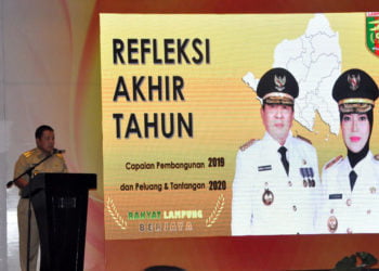 REFLEKSI AKHIR TAHUN. Gubernur Lampung Arinal Djunaidi, saat acara Refleksi Akhir Tahun Pemerintah Provinsi Lampung 2019, di Ballroom Hotel Novotel Bandar Lampung, Senin (23/12).
n LAMPUNG POST/SUKISNO