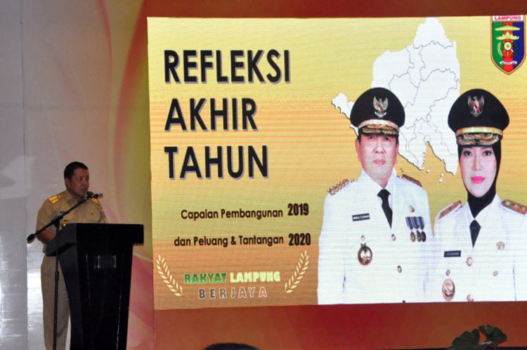 REFLEKSI AKHIR TAHUN. Gubernur Lampung Arinal Djunaidi, saat acara Refleksi Akhir Tahun Pemerintah Provinsi Lampung 2019, di Ballroom Hotel Novotel Bandar Lampung, Senin (23/12).
n LAMPUNG POST/SUKISNO