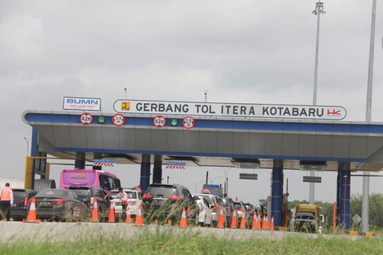 TOL.  Sejumlah kendaraan antre di pintu masuk tol Kota Baru, Lampung Selatan, saat musim libur sekolah dan menjelang libur Natal tahun 2019, Minggu (22/12).
LAMPUNG POST/SUKISNO