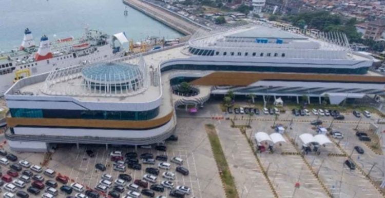 DERMAGA EKSEKUTIF. Suasana dermaga eksekutif di Pelabuhan Bakauheni, Lampung Selatan, Senin (23/12). Di Dermaga Eksekutif Bakauheni, penumpang bisa menikmati hiburan musik akustik di ruang tunggu keberangkatan dan Happy Kiddy sebagai sarana permainan anak-anak.
n ISTIMEWA