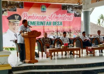 Kepala Bagian Otda Setkab Lampung Selatan Setiawansyah tengah memberikan sambutan dalam pembukaan kegiatan pembinaan administrasi Pemdes, Rabu, 18 Desember 2019, di Aula Rumdin Bupati Lamsel. (Foto.Lampost.co/Juwantoro)