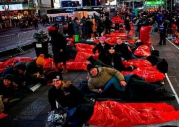 Aksi tidur di area terbuka di Times Square, New York, AS, Sabtu 7 Desember 2019. (Foto: AFP) Medcom.id