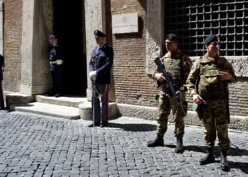 Polisi Italia melakukan penjagaan di depan markas satuan anti mafia usai operasi yang meringkus 300 anggota mafia. Foto: AFP