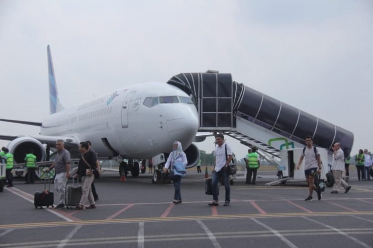 PENAMBAHAN PENERBANGAN. Penumpang pesawat tiba di Bandara Radin Inten II Lampung Selatan, beberapa hari lalu. Menjelang libur Natal dan Tahun Baru 2020, Bandara Radin Inten II mengakomodasi penambahan penerbangan dari maskapai yang ada di bandara tersebut untuk mengatasi lonjakan penumpang.(LAMPUNG POST/SUKISNO)