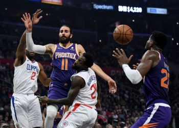 MENANG. Suasana pertandingan Los Angeles Clippers melawan Phoenix Suns, Rabu (18/12) WIB. Paul George dan Kawhi Leonard menjadi kunci kemenangan bagi Clippers dengan perolehan akhir 120-99.(AFP/GETTY IMAGES/HARRY HOW)
