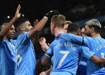 MENANG. Selebrasi para pemain Manchester City merayakan gol Kevin De Bruyne ke gawang Sheffield United, Senin (30/12) dini hari WIB. City memenangi laga ini dengan skor 2-0 berkat gol Sergio Aguero dan Kevin De Bruyne.(AFP/LINDSEY PARNABY)