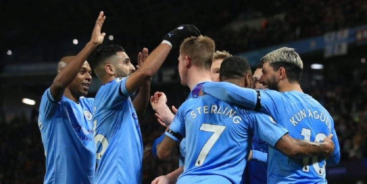 MENANG. Selebrasi para pemain Manchester City merayakan gol Kevin De Bruyne ke gawang Sheffield United, Senin (30/12) dini hari WIB. City memenangi laga ini dengan skor 2-0 berkat gol Sergio Aguero dan Kevin De Bruyne.(AFP/LINDSEY PARNABY)