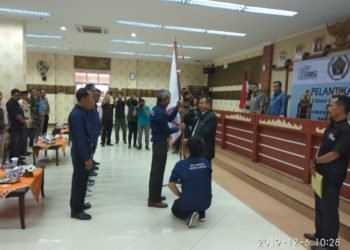 PELANTIKAN SMSI PESAWARAN. Ketua SMSI Provinsi Lampung Doni Irawan melantik pengurus SMSI Kabupaten Pesawaran, Jumat (6/12). n LAMPUNG POST/PUTRA PANCASILA SAKTI