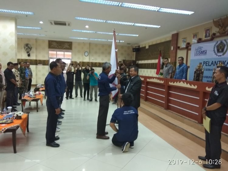 PELANTIKAN SMSI PESAWARAN. Ketua SMSI Provinsi Lampung Doni Irawan melantik pengurus SMSI Kabupaten Pesawaran, Jumat (6/12). n LAMPUNG POST/PUTRA PANCASILA SAKTI