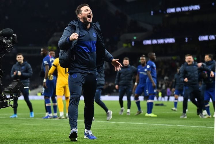 RAYAKAN KEMENANGAN. Pelatih Chelsea, Frank Lampard, melakukan selebrasi kemenangan usai pertandingan Tottenham Hotspur vs Chelsea di Tottenham Hotspur Stadium, Minggu (22/12). Chelsea mengalahkan Tottenham Hotspur dengan skor 2-0.(AFP/IKIMAGES/GLYN KIRK)