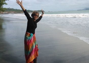 Saat di pantai, sesuaikan busana agar liburan terasa nyaman. (LAMPUNG POST/DOK)