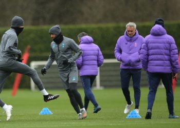 LATIHAN. Pelatih Tottenham Hotspur, Jose Mourinho (kedua kanan) saat sesi latihan, Selasa (10/12). Tottenham akan melawat ke Allianz Arena, markas Bayern Munchen pada laga pamungkas babak grup Liga Champions, Kamis (12/12) dini hari WIB.(AFP/ISABEL INFANTES)