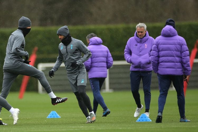 LATIHAN. Pelatih Tottenham Hotspur, Jose Mourinho (kedua kanan) saat sesi latihan, Selasa (10/12). Tottenham akan melawat ke Allianz Arena, markas Bayern Munchen pada laga pamungkas babak grup Liga Champions, Kamis (12/12) dini hari WIB.(AFP/ISABEL INFANTES)