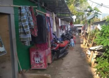Sejumlah anak-anak korban tsunami yang menempati hunian sementara (Huntara) di Desa Way Muli Timur, Kecamatan Palas, Lampung Selatan, Jum'at (20/12/2019). Armansyah