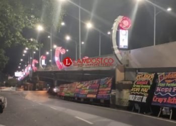 Tampak puluhan iklan rokok berbentuk neon box di sepanjang flyover Gajah Mada. Lampost.co/Asrul