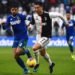 Penyerang Juventus, Cristiano Ronaldo (kanan), berduel dengan gelandang Sassuolo, Francesco Magnanelli.(AFP/MARCO BERTORELLO)