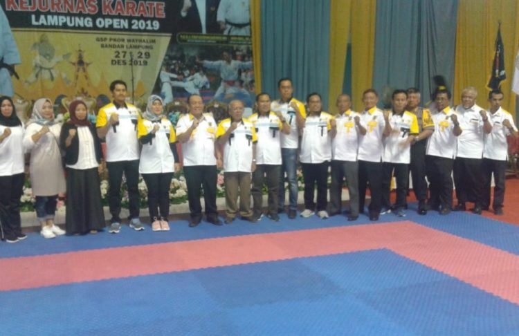 KEJURNAS KARATE. Wakil Gubernur Lampung Chusnunia Chalim dan lainnya foto bersama usai acara pembukaan Kejurnas Karate Lampung Open 2019 di GOR Sumpah Pemuda Way Halim, Bandar Lampung, Jumat (27/12).(LAMPUNG POST/RICKY MARLY)