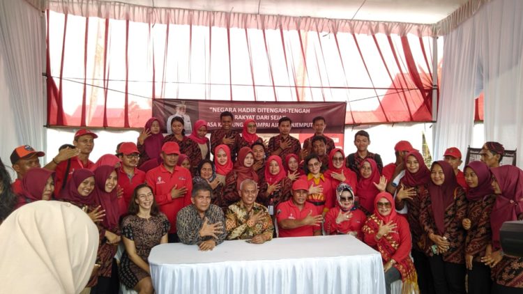 FOTO BERSAMA. Pejabat Pemkab Lampung Selatan dan perwakilan SNV dan OPD Lamsel lainnya berfoto bersama usai Lampung Selatan mencapai status ODF. FEBI HERUMANIKA