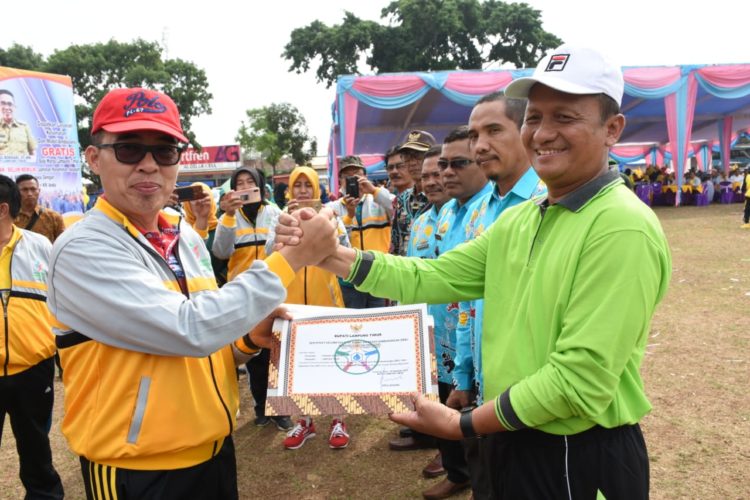 Bupati Lamtim Zaiful Bokhari menyerahkan penghargaan ODF Komunitas tidak BAN sembarangan kepada Camat Mataram Baru, Kamis (19/12/2019). Doc Humas Pemkab Lamtim