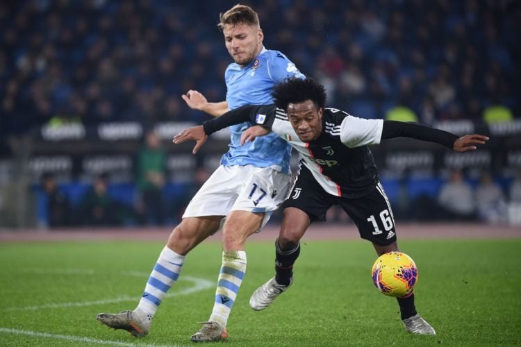KALAH. Gelandang Juventus, Juan Cuadrado (kanan), berduel dengan pemain depan Lazio, Ciro Immobile, pada lanjutan Liga Serie A Italia di Stadion Olimpico, Minggu (8/12) dini hari WIB. Juventus yang bertandang ke kandang Lazio harus kalah dengan skor 1-3.(AFP/FILIPPO MONTEFORTE)
