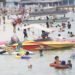 Pengunjung memadati objek wisata di Pantai Tangkil, Pesawaran pada hari libur Hari Raya Natal 2019, Rabu (25/12).(DOK. LAMPUNG POST)