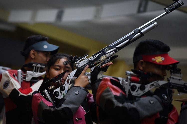 EMAS MENEMBAK. Atlet menembak Indonesia Vidya Rafika Rahmatan Toyyiba (tengah) dan Fathur Gustafian mengikuti kualifikasi 10 meter air rifle mixed team SEA Games 2019 di Philippine Marine Shooting Range Total, Manila, Filipina, Kamis (5/12) lalu. Fathur dan Vidya berhasil meraih medali emas dengan skor total 17 mengalahkan Thailand yang hanya mendapatkan skor total 7 dalam partai final.(ANTARA FOTO/SIGID KURNIAWAN)