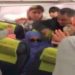 Seorang perempuan yang ditahan karena memicu kepanikan di pesawat. Foto: The Sun