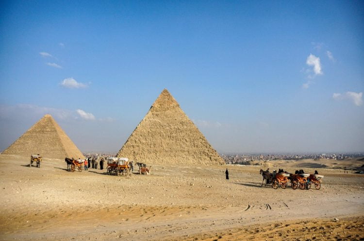 Dua piramida di wilayah pinggiran Kairo, Mesir. (Foto: AFP/MOHAMED EL-SHAHED)