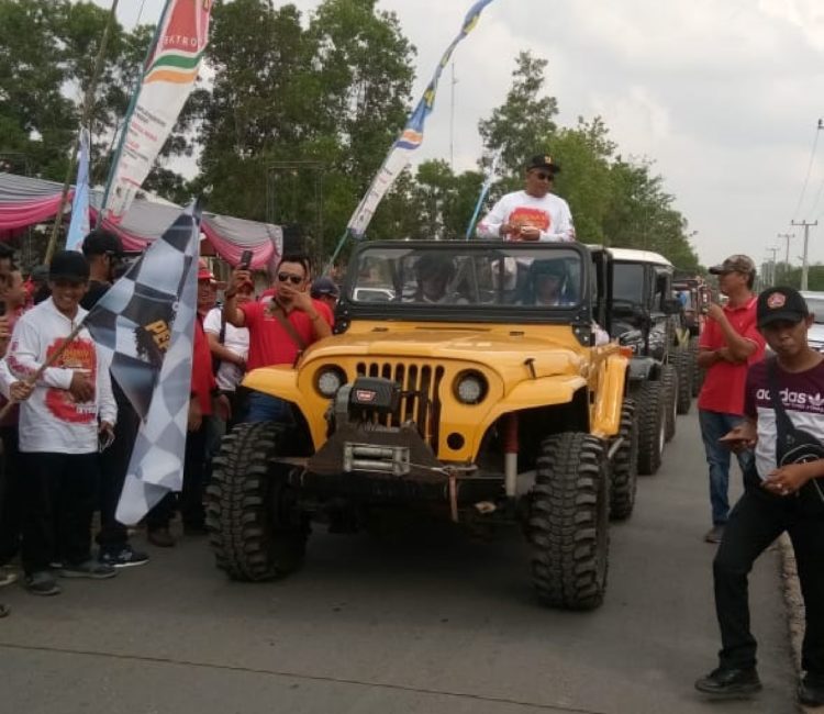 IKUT LOMBA. Bupati Lampung Tengah Loekman Djoyosoemarto saat ikut kegiatan Pepadun Offroad Bupati Cup Lampung Tengah.(DOK DISPORA LAMPUNG TENGAH)