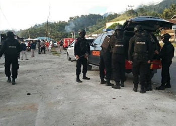 GELEDAH. Densus 88 Mabes Polri saat melakukan penggeledahan rumah terduga teroris di Perumahan Doyo, Setani, Kabupaten Jayapura, Papua. (MEDCOM.ID/ROY RATUMAKIN)
