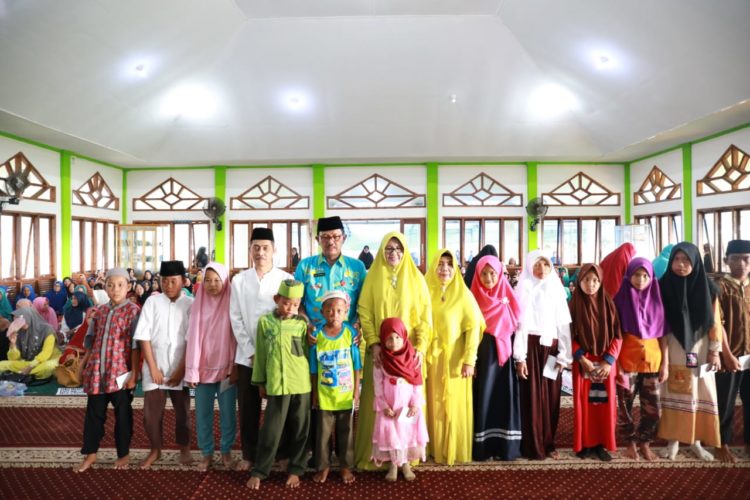 Bupati Pesisir Barat Agus Istiqlal,dan ketua Umum Badan kontak majelis taklim (BKMT) pesisir barat, Septi Istiqlal, menghadiri acara pengajian rutin bulanan BKMT di masjid Nurul Aula, Pekon negeri ratu tenumbang kecamatan pesisir selatan, jum'at (20/12).