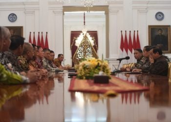 PRESIDEN TERIMA PSSI. Presiden Joko Widodo berbincang dengan pengurus PSSI di Istana Merdeka, Jakarta, Senin (16/12). Presiden meminta PSSI untuk membenahi kompetisi guna menciptakan tim nasional yang andal.(ANTARA/AKBAR NUGROHO GUMAY)