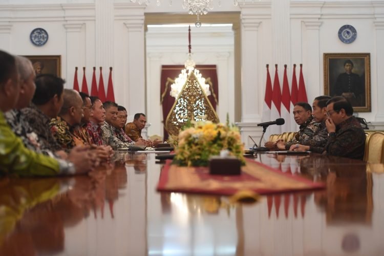 PRESIDEN TERIMA PSSI. Presiden Joko Widodo berbincang dengan pengurus PSSI di Istana Merdeka, Jakarta, Senin (16/12). Presiden meminta PSSI untuk membenahi kompetisi guna menciptakan tim nasional yang andal.(ANTARA/AKBAR NUGROHO GUMAY)