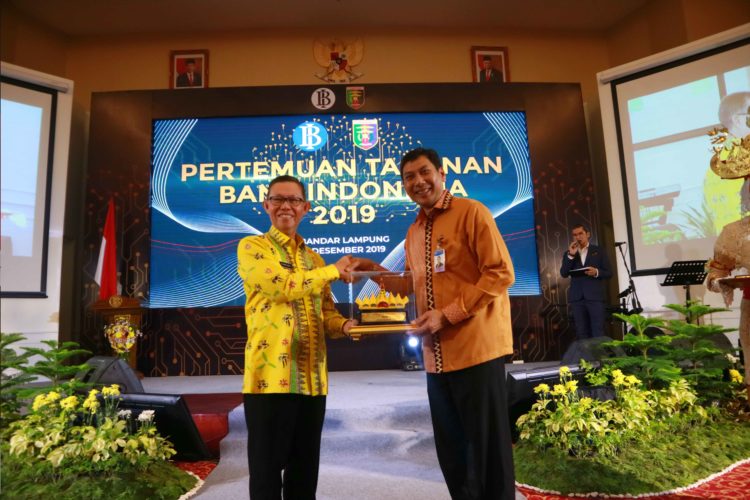 Kepala Perwakilan Bank Indonesia Provinsi Lampung Budiharto Setyawan memberikan cinderamata kepada Sekprov Lampung Fahrizal Darminto  Pertemuan Tahunan Bank Indonesia Provinsi Lampung 2019 di Auditorium KPw BI Lampung, Kamis (5/12). Bank Indonesia memprediksi perekonomian Lampung hingga akhir 2019 ini dapat tumbuh di kisaran 5,1 hingga 5,5% (year on year/yoy) atau sedikit lebih tinggi dibanding dengan 2018 yang tercatat 5,25%.
DOK LAMPUNG POST