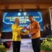 Kepala Perwakilan Bank Indonesia Provinsi Lampung Budiharto Setyawan memberikan cinderamata kepada Sekprov Lampung Fahrizal Darminto  Pertemuan Tahunan Bank Indonesia Provinsi Lampung 2019 di Auditorium KPw BI Lampung, Kamis (5/12). Bank Indonesia memprediksi perekonomian Lampung hingga akhir 2019 ini dapat tumbuh di kisaran 5,1 hingga 5,5% (year on year/yoy) atau sedikit lebih tinggi dibanding dengan 2018 yang tercatat 5,25%.
DOK LAMPUNG POST