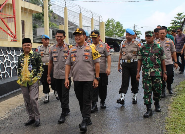 Wakapolda Brigjen Sudarsono mengecek didampingi Pejabat Utama Polda Lampung mengecek lapangan tembak Polres Way Kanan, Jumat(20/12)