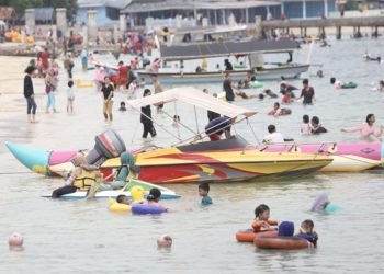 Suasana wisata pantai saat liburan akhir tahun di Lampung. (LAMPUNG POST/ZAINUDDIN)