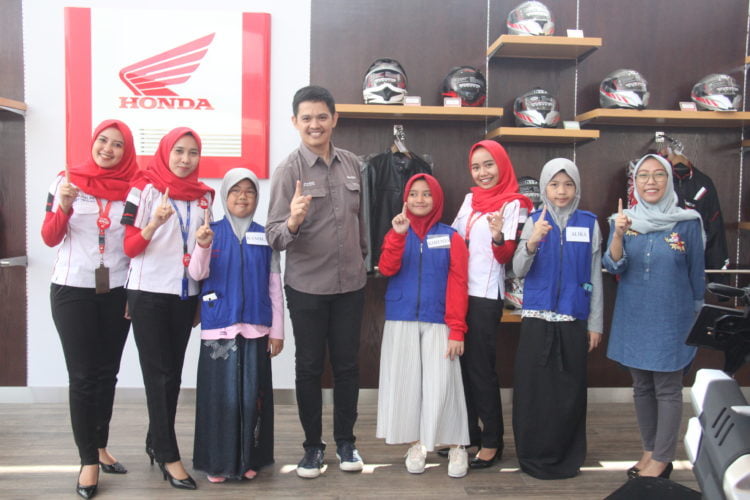 TEKNOLOGI RAMAH LINGKUNGAN. General Manager PT Tunas Dwipa Matra (Honda) Bapak Dony Ronaldo sedang memberikan penjelasan soal teknologi sepeda motor yang ramah lingkungan kepada Reporter Cilik Lampung Post, di PT TDM, Jalan Pramuka, Rajabasa, Kamis (2/1/). LAMPUNG POST/SUKISNO