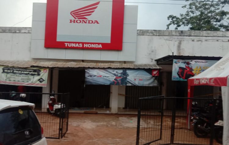 Pencuri Gasak Dua Motor di Dealer