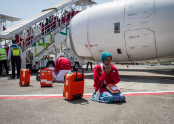 SUJUD SYUKUR. Jemaah haji melakukan sujud syukur setibanya di Bandara Adi Soemarmo, Boyolali, Jawa Tengah, Minggu (18/8/2019). Arab Saudi membuka peluang untuk menambah kuota jemaah haji Indonesia. (ANTARA/MOHAMMAD AYUDHA)