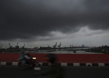 MENDUNG. Pengendara melintas di atas Jembatan Musi IV dengan latar belakang awan hitam yang menyelimuti langit Palembang, Sumatera Selatan, Selasa (21/1). Badan Meteorologi, Klimatologi dan Geofisika (BMKG) mengatakan potensi hujan lebat disertai petir dan angin kencang disejumlah wilayah Sumatera Selatan, termasuk Lampung dalam beberapa hari ke depan. (ANTARA/NOVA WAHYUDI)