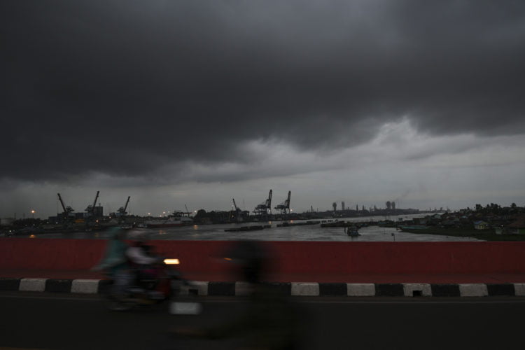 MENDUNG. Pengendara melintas di atas Jembatan Musi IV dengan latar belakang awan hitam yang menyelimuti langit Palembang, Sumatera Selatan, Selasa (21/1). Badan Meteorologi, Klimatologi dan Geofisika (BMKG) mengatakan potensi hujan lebat disertai petir dan angin kencang disejumlah wilayah Sumatera Selatan, termasuk Lampung dalam beberapa hari ke depan. (ANTARA/NOVA WAHYUDI)