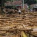 BANJIR BANDANG. Seorang warga melihat kerusakan akibat banjir bandang di Kampung Somang, Lebak, Banten, Rabu (15/1). (ANTARA/MUHAMMAD BAGUS KHOIRUNS)
