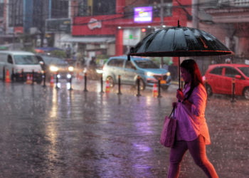 HUJAN DERAS. Hujan deras yang mengguyur kawasan Duku Atas, Jakarta Pusat, Selasa (31/12). Badan Pengkajian dan Penerapan Teknologi (BPPT) akan membantu melakukan modifikasi cuaca dalam mengurangi cuaca ekstrem yang berdampak pada terjadinya banjir di Jakarta, Bogor, Depok, Tanggerang, dan Bekasi (Jabodetabek). (MI/FRANSISCO CAROLIO HUTAMA GANI)